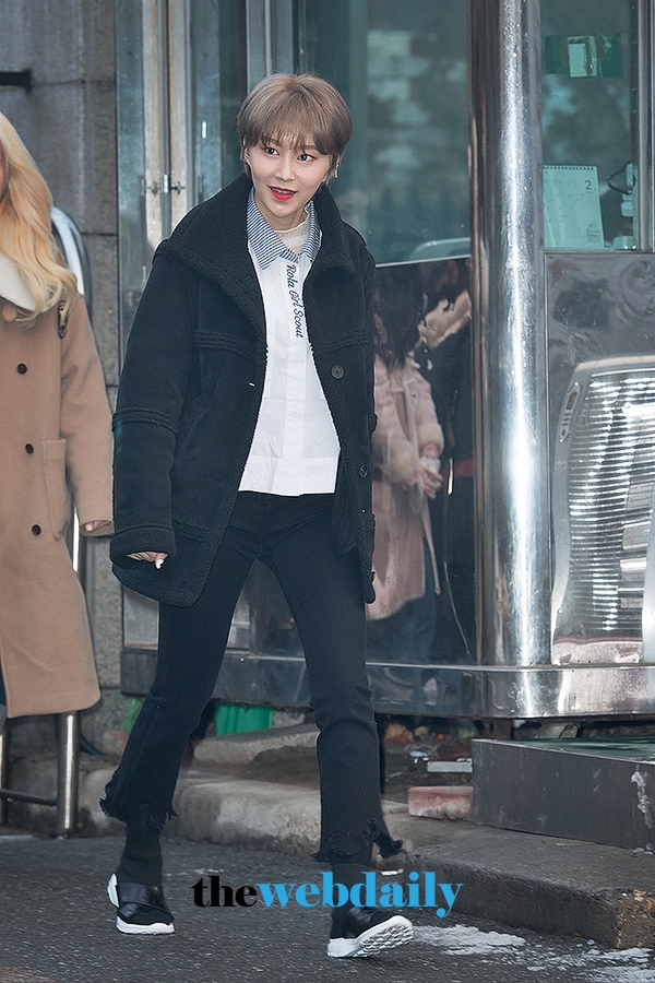 모모랜드 혜빈, 뮤직뱅크 출근길 현장