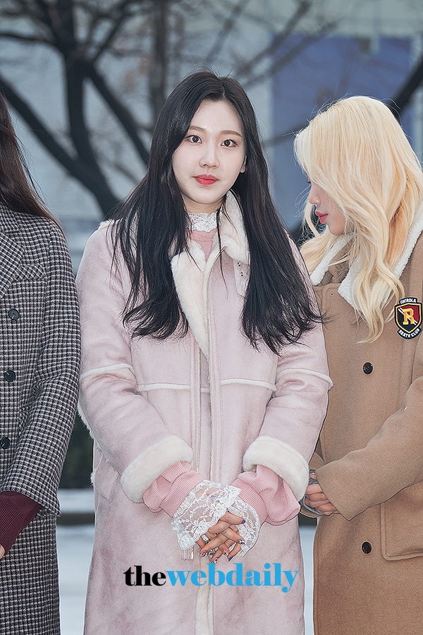 모모랜드 나윤, 뮤직뱅크 출근길 현장