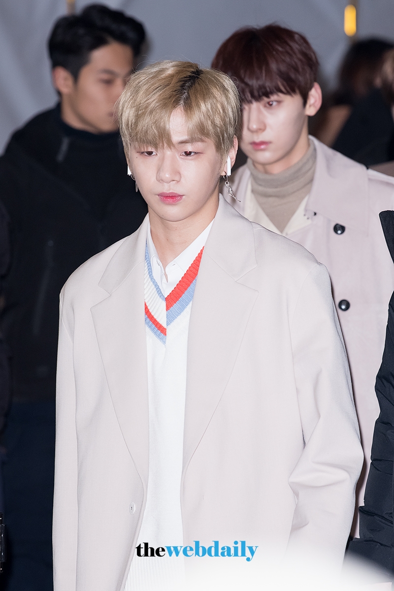 워너원(WannaOne) 강다니엘, 김포국제공항 국내선 출국 현장