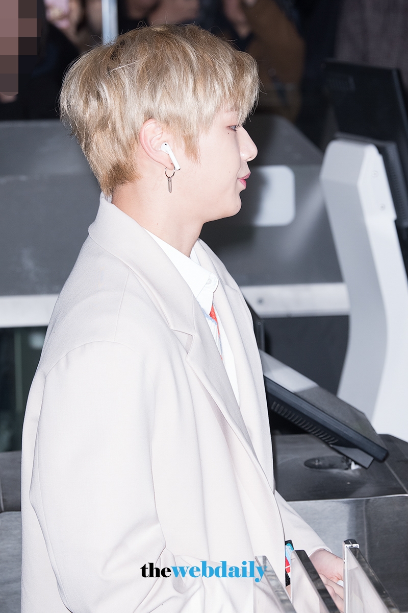 워너원(WannaOne) 강다니엘, 김포국제공항 국내선 출국 현장