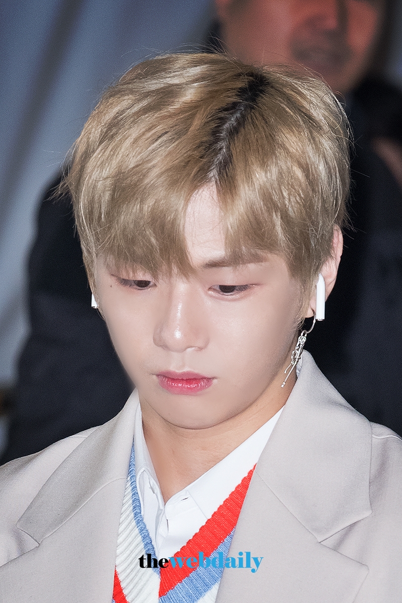 워너원(WannaOne) 강다니엘, 김포국제공항 국내선 출국 현장