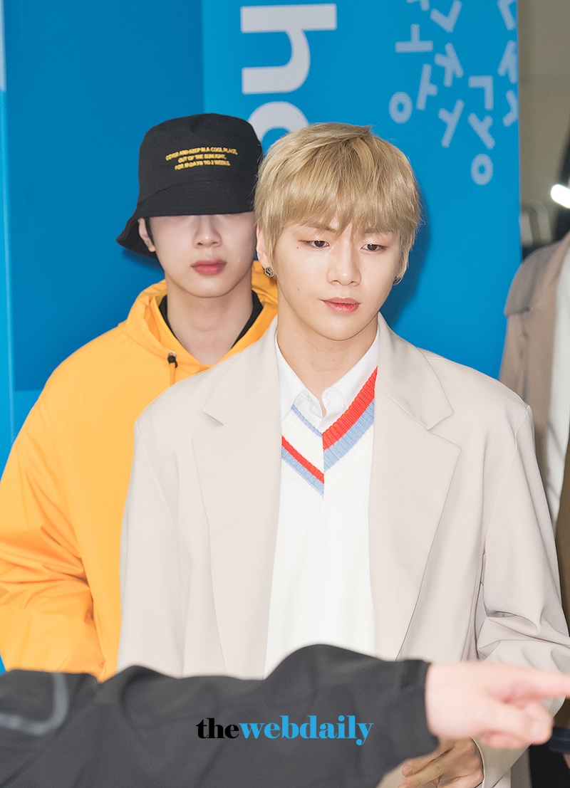워너원(WannaOne) 라이관린-강다니엘, 김포국제공항 국내선 현장