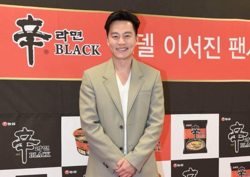 농심, 신라면블랙 모델 '이서진' 팬 사인회 개최