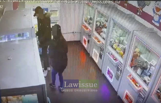 무인 인형뽑기방에서 범행을 하고 있는 피의자들.(사진=부산지방경찰청)
