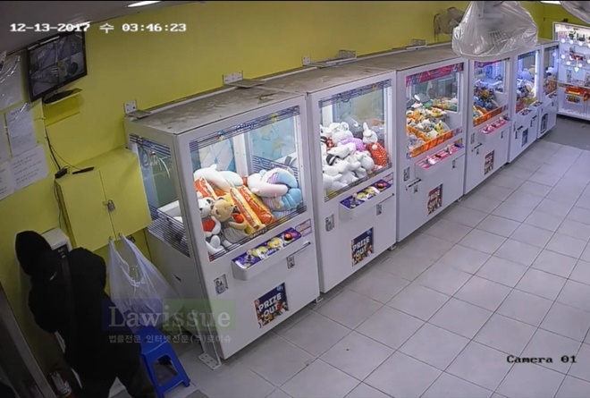지폐교환기를 손괴하고 있는 피의자 모습.(사진=부산지방경찰청)