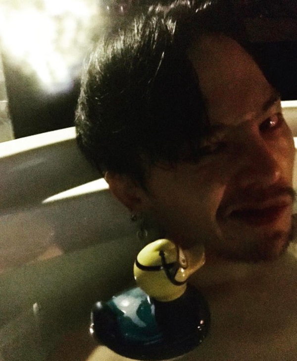 지드래곤, '수염 기르니 마초적 감성....욕조에 앉아 오묘한 분위기'