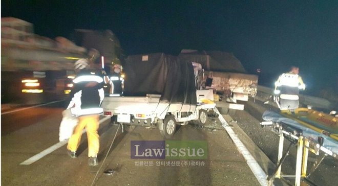 라보차량이 4.5톤차량후미를 들이받고 정지해 있다.(사진=경남지방경찰청)