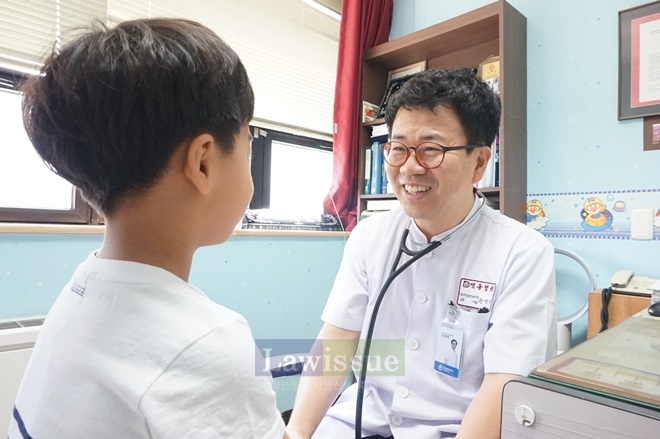 손병희 과장이 진료를 하며 대화를 나누고 있다.(사진=대동병원)