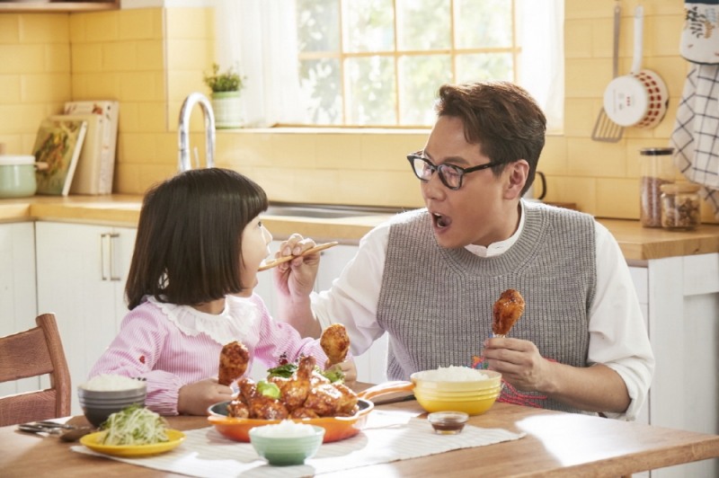 윤종신 굽네 갈비천왕 모델 발탁.(사진=굽네치킨)