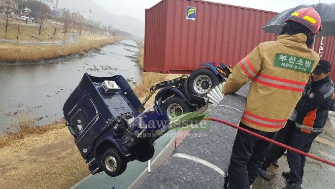 컨테이너차량이 펜스에 아슬아슬하게 걸쳐있다.(사진=부산지방경찰청)