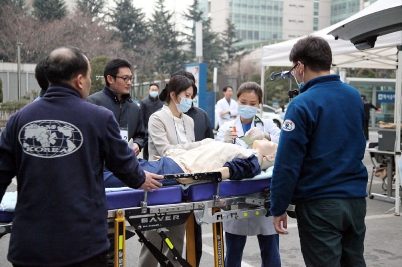 건국대병원은 지난 27일 재난 모의훈련을 실시했다. 구급차로 병원에 이송된 환자의 상태를 확인하고 환자를 분류하고 있다.