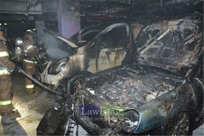 아파트 주차장 내 주차된 차량이 소훼 된 모습.(사진=부산지방경찰청)