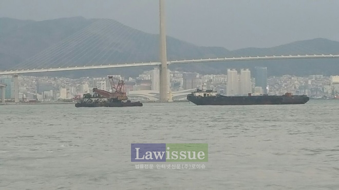 해상 투묘중인 선박 2척.(사진=부산해양경찰서)