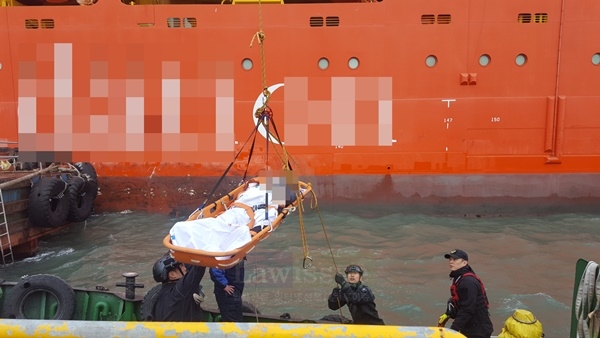 해경구조대가 변사자를 이송하고 있다.(사진=울산해양경찰서)