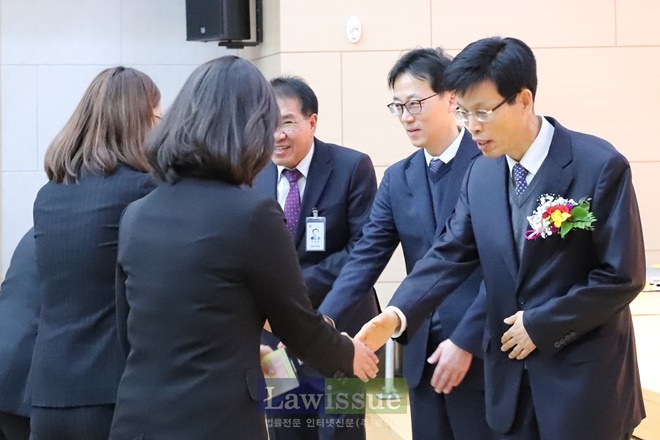 남근욱 울산가정법원장이 직원들과 악수를 나누고 있다.(사진=울산가정법원)