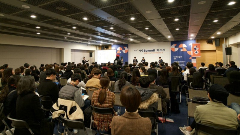 KT&G가 사회혁신 창업 생태계를 구축하고 정부와 기업의 지원방안을 논의하고자 마련한 토론회인 ‘상상 서밋(Summit)’에서 ‘함께 혁신을 만들어가는 동료’라는 주제로 토론하고 했다.(사진=KT&G)