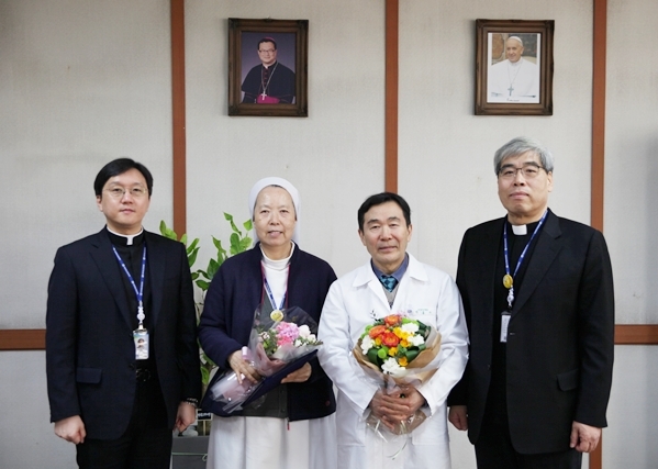 사진=인천성모병원 이비인후과 박용수 교수(오른쪽 두번째)와 간호부 민경욱 처장(왼쪽 두번째)