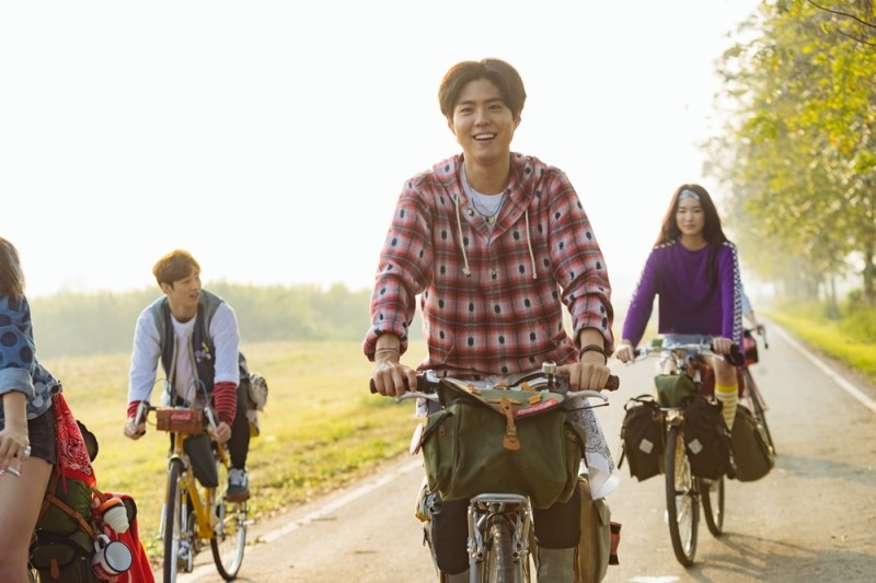 박보검·김세정, 코카-콜라 광고 촬영 중 짜릿한 웃음 이미지.(사진= 코카-콜라)