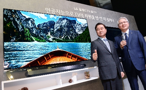 한국영업본부장 최상규 사장(왼쪽), HE사업본부장 권봉석 사장(오른쪽)이 5일 열린 신제품 발표회에서 'LG 올레드 TV AI ThinQ(씽큐)'를 발표하고 있다. (사진=LG전자)