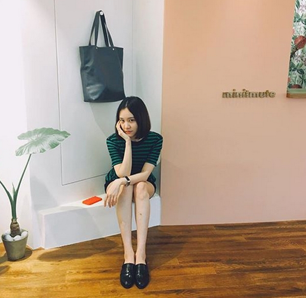 김예원, '단발머리 턱괸채...부러질 듯 가녀린 다리라인'