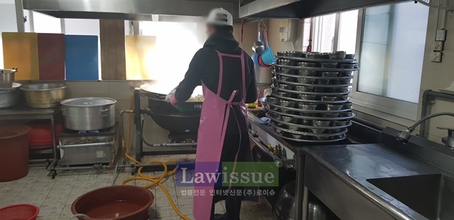 호텔 셰프출신인 사회봉사대상자가 한식요리를 조리하고 있다.(사진=경주준법지원센터)
