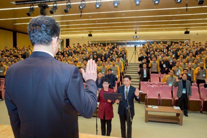 국토정보공사는 5일부터 이틀간 충북 IBK(기업은행) 연수원에서 ‘2018 관리자워크숍’을 개최해 청렴교육을 통한 클린조직문화를 조성하고 금년 운영계획과 CEO경영방침을 공유하는 시간을 갖는다.(사진=한국국토정보공사)