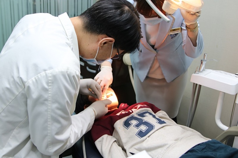 유디치과의 ‘우리동네 이 밝은 세상’ 대상자로 선정된 서 군(13세)이 구강검진을 받고 있다. (사진=유디치과)