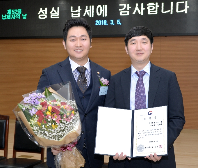 닭가슴살 전문스토어 랭킹닭컴을 운영하는 푸드나무의 김영문 대표가 모범 납세 표창을 받았다. (사진=랭킹닭컴)