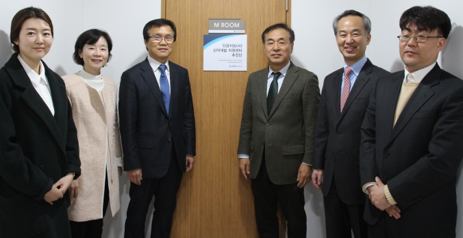 왼쪽부터 여의주 사원, 엄승인 상무, 갈원일 회장 직무대행, 이동호 추진단장, 배영우 전문위원, 이도한 팀장 (사진= 한국제약바이오협회)