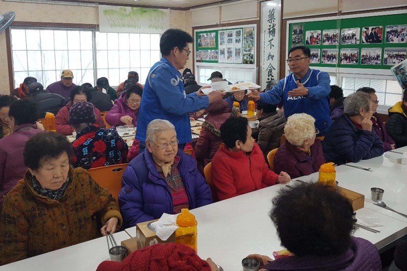 (사진=에어릭스 포항사업본부 임직원들이 마을 어르신을 대상으로 노사 합동 봉사활동을 하고 있다)