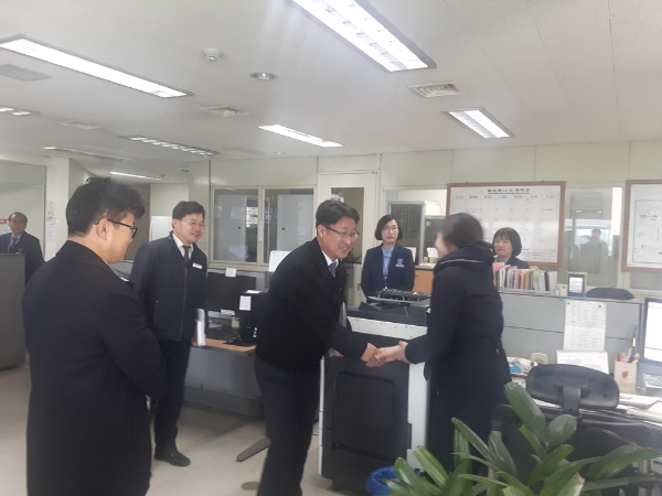 전찬호 코레일 신임 서울본부장이 5일 수색지구 현장을 방문해 현장 직원들과 인사를 나누고 있다(사진=코레일 제공)