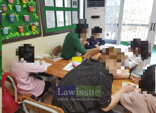 수학경력을 가진 사회봉사대상자가 수학을 지도하고 있다.(사진=포항준법지원센터)
