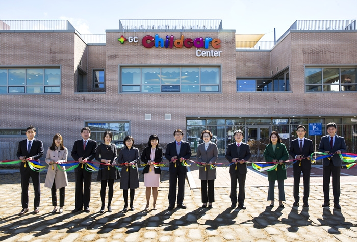 지난 5일 경기도 용인시 목암타운에서 열린 ‘GC 차일드케어 센터(Childcare Center)’의 개원식에서 허일섭 GC회장(오른쪽에서 여섯 번째)과 임직원들이 테이프 커팅 세레모니를 하고 있다.(사진=GC녹십자)