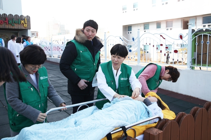 인천성모병원 자위소방대 의료반이 환자상태를 확인하고 있다.(사진=가톨릭대학교 인천성모병원)