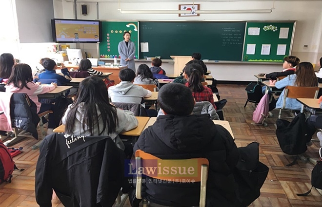 거제 삼룡초 학생들을 상대로 법교육을 진행하고 있다.(사진=통영준법지원센터)