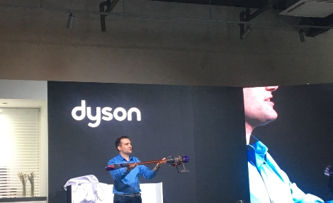다이슨의 존 처칠 부사장이 신제품 '싸이클론 V10' 무선청소기에 대한 소개 및 시연을 진행하고 있다. (사진=로이슈)