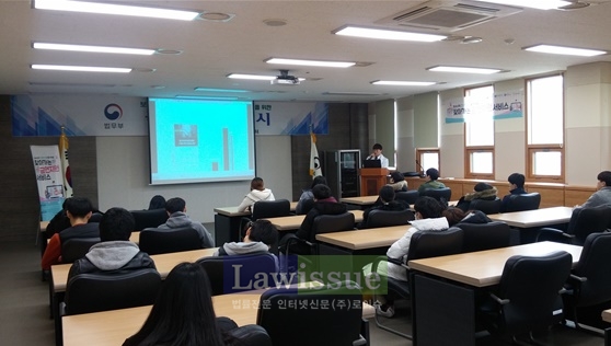 보호관찰 청소년들을 대상으로 금연교육을 하고 있다.(사진=서울준법지원센터)