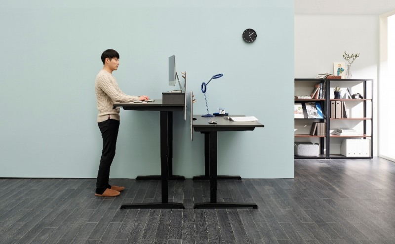 한샘 전동 높이조절 책상 '플러스 모션데스크'.(사진= 한샘)