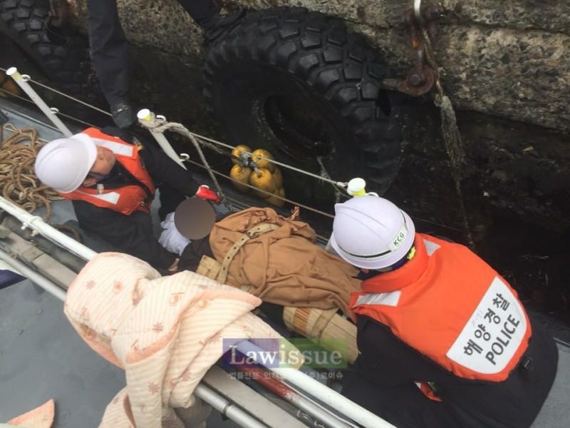 응급환자를 긴급 이송하고 있다.(사진=부산해양경찰서)