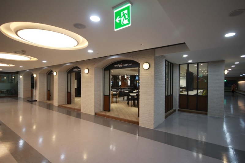 (사진=CJ프레시웨이가 운영 중인 강남세브란스병원 푸드코트 입구 및 시설 내부)
