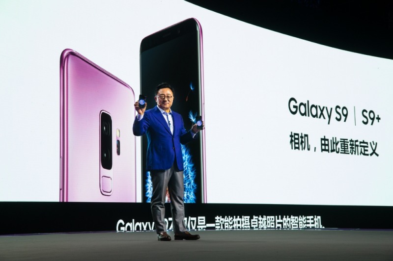 삼성전자 IM 부문장 고동진 사장이 중국 광저우 하이신샤에서 열린 제품 발표회에서 '갤럭시 S9' '갤럭시 S9+'를 소개하고 있다.