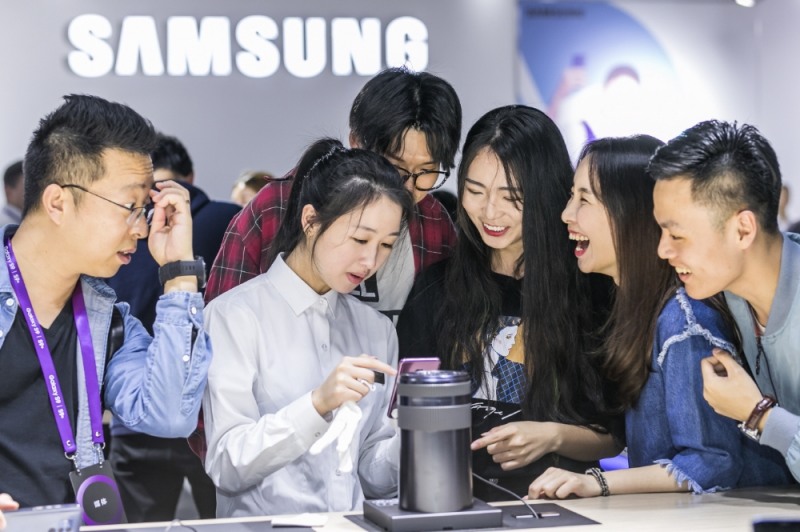 '갤럭시 S9' '갤럭시 S9+' 제품 발표회에 참석한 중국 미디어와 파트너들이 제품을 체험하고 있다. (사진=삼성전자)