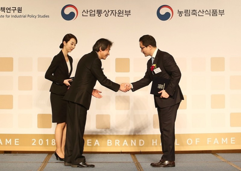 지난달 13일 그랜드힐튼서울 그랜드볼룸에서 열린 시상식에서 전원태 한국맥도날드 마케팅 상무(오른쪽)가 심사위원장인 한승문 한국브랜드디자인학회장(왼쪽)으로부터 수상을 하고 있다. (사진=맥도날드)