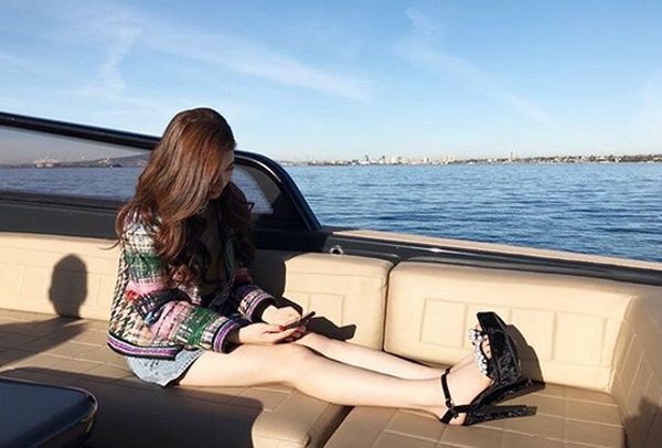 '수지', 요트에 앉아....쭉 뻗은 가녀린 듯 고속도로 라인'