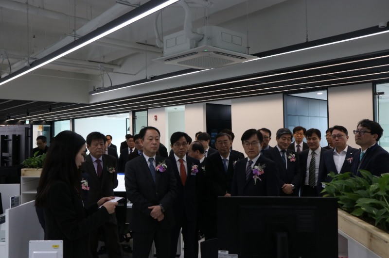 관계자들이 스마트오피스관련설명듣는 모습.(사진= 한국전력)