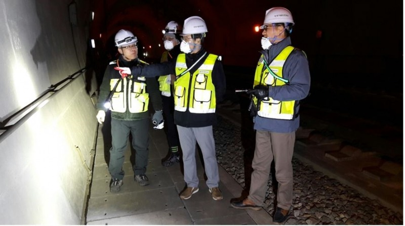  조노영 시설안전이사(오른쪽에서 두 번째)가 화신5터널 진단현장을 방문하여 직원들을 격려하고 있다.(사진=시설안전공단)