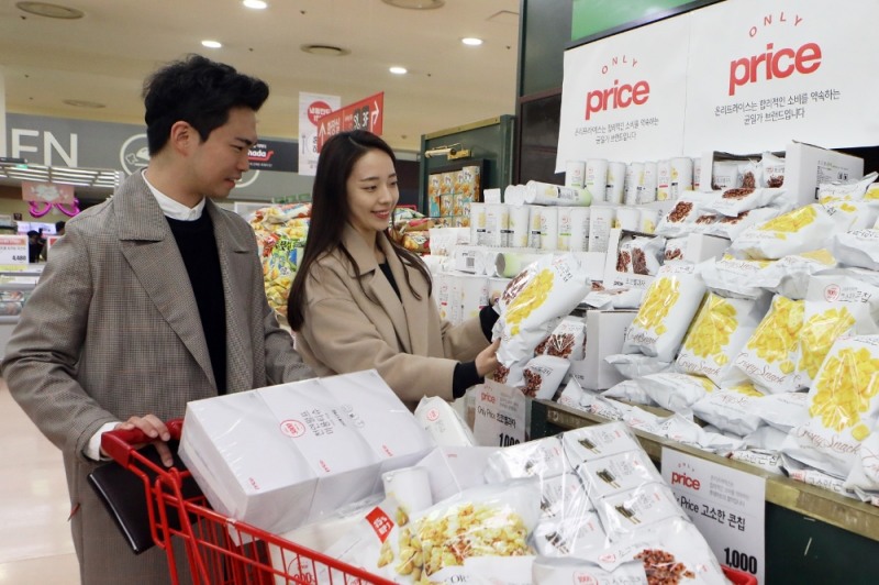 (사진=고객들이 매장에서 온리프라이스 상품을 사는 모습)