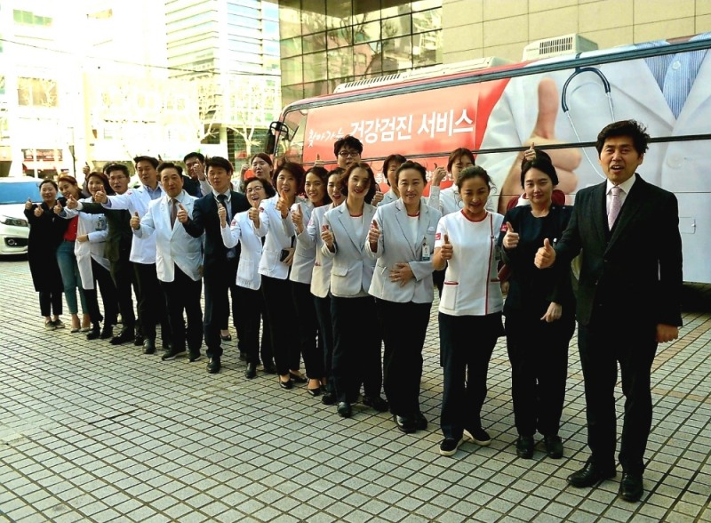 ‘건강검진 버스’ 앞에서 김철수 이사장(좌6), 건강증진센터 의료진과 직원들이 ‘찾아가는 건강검진 서비스’ 발대식을 가졌다. (사진=H+양지병원)