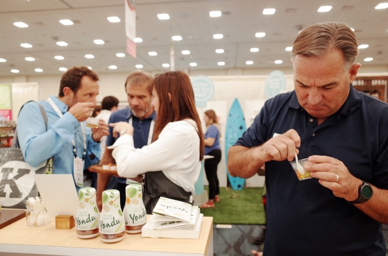 연두로 만든 음식을 맛보는 관람객들 (사진=샘표)