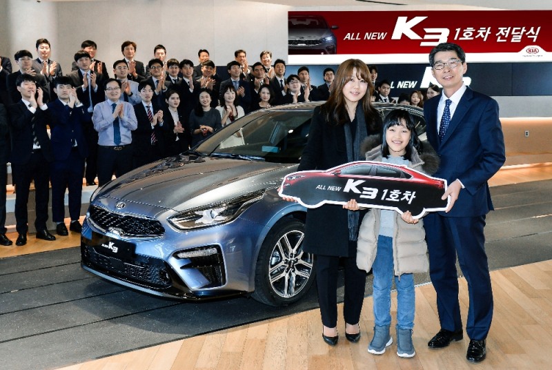 ‘올 뉴 K3’ 1호차 주인공인 정은욱 씨와 그의 딸 진영주 양이 권혁호 기아차 국내영업본부장과 함께 기념촬영을 하고 있는 모습.(사진=기아자동차)